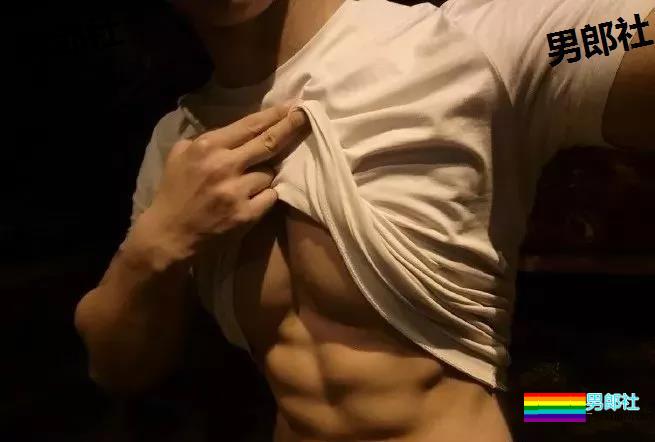 99年的体育生小帅哥，练得负荷好大锤! - 51虹马