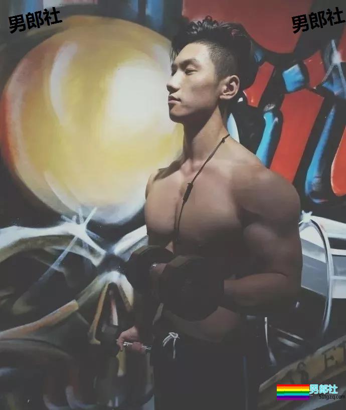 99年的体育生小帅哥，练得负荷好大锤! - 51虹马