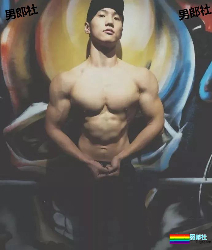 99年的体育生小帅哥，练得负荷好大锤! - 51虹马