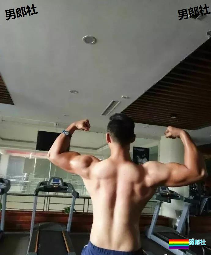 99年的体育生小帅哥，练得负荷好大锤! - 51虹马