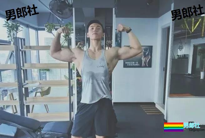 99年的体育生小帅哥，练得负荷好大锤! - 51虹马
