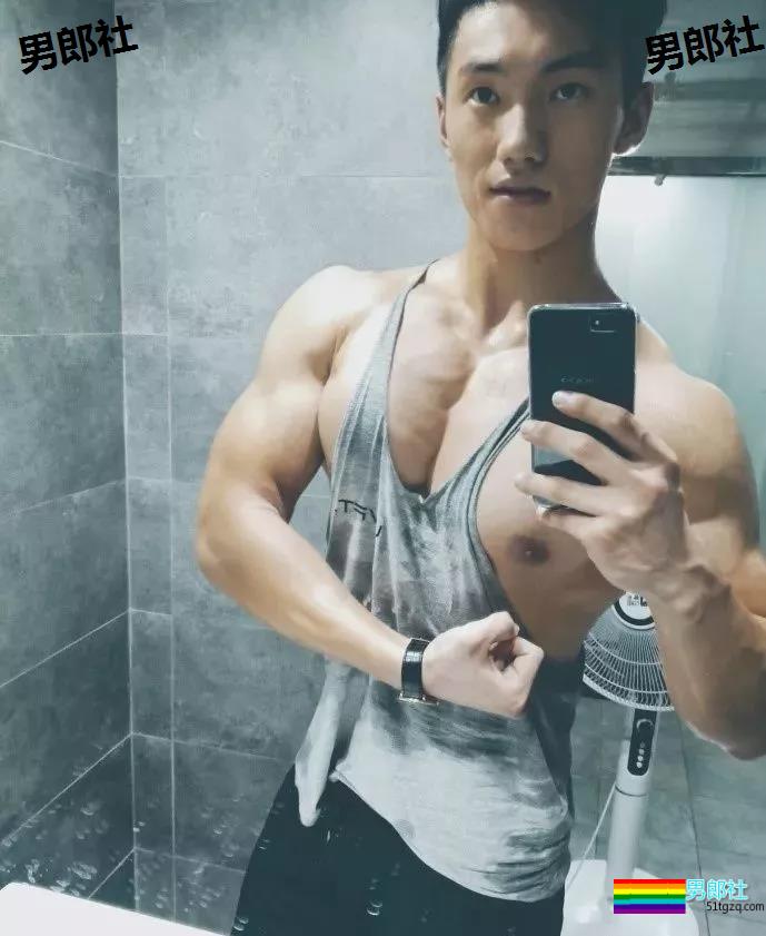 99年的体育生小帅哥，练得负荷好大锤! - 51虹马