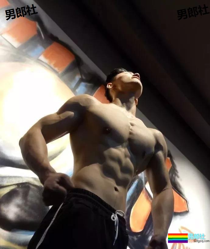 99年的体育生小帅哥，练得负荷好大锤! - 51虹马