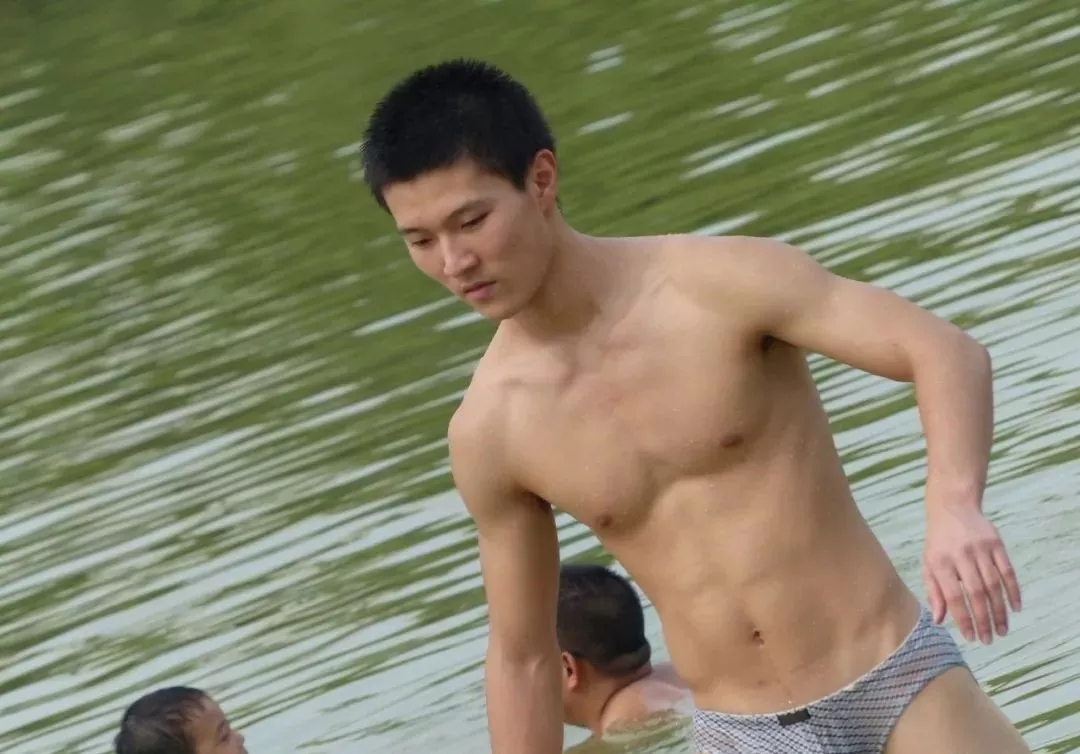 一群农村小伙穿内裤去玩水，一湿都藏不住了！-51虹马