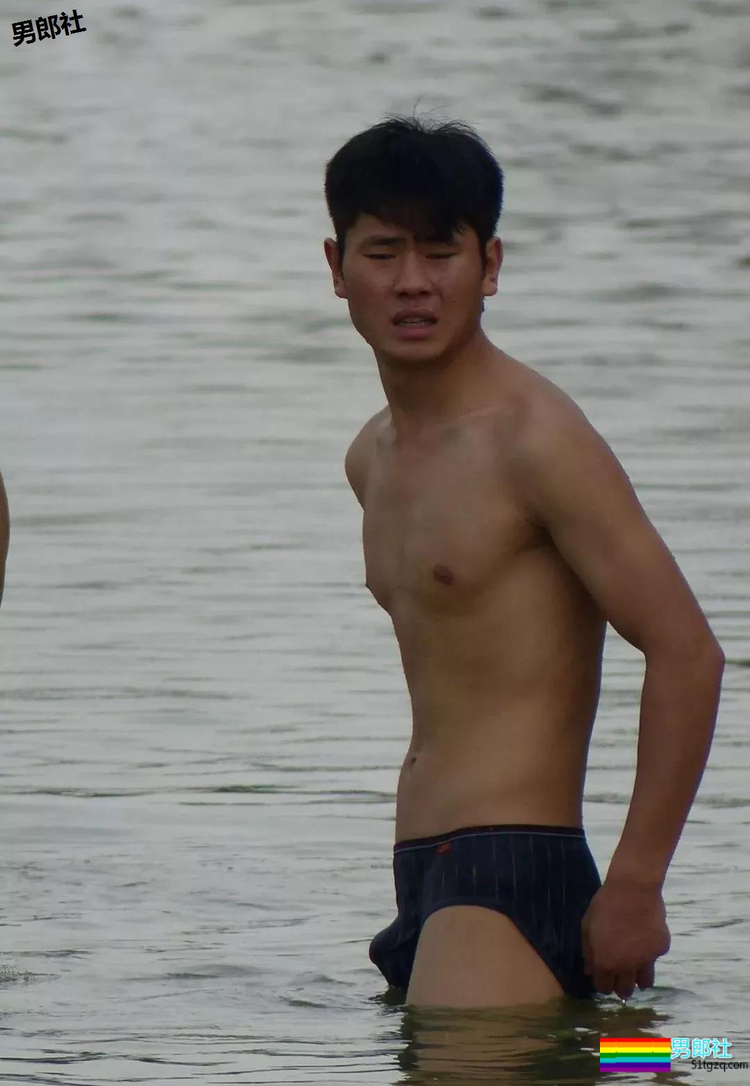 一群农村小伙穿内裤去玩水，一湿都藏不住了！ - 51虹马