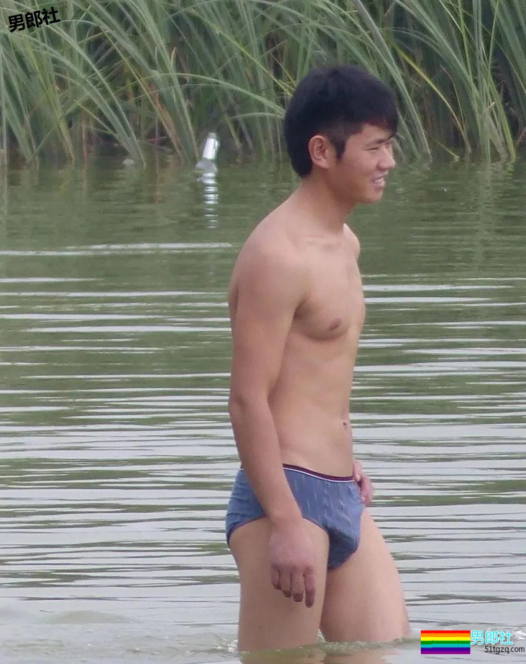 一群农村小伙穿内裤去玩水，一湿都藏不住了！ - 51虹马