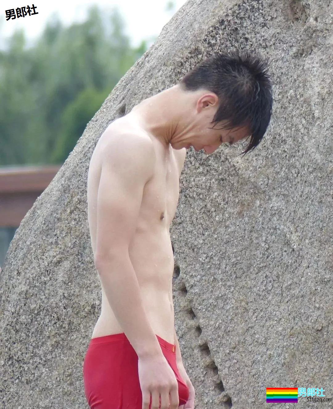 一群农村小伙穿内裤去玩水，一湿都藏不住了！ - 51虹马