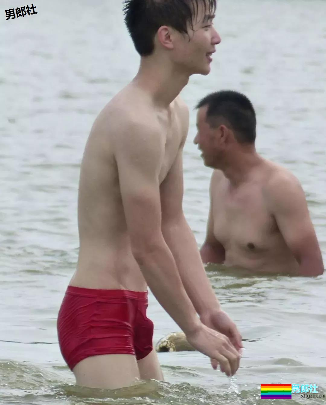 一群农村小伙穿内裤去玩水，一湿都藏不住了！ - 51虹马