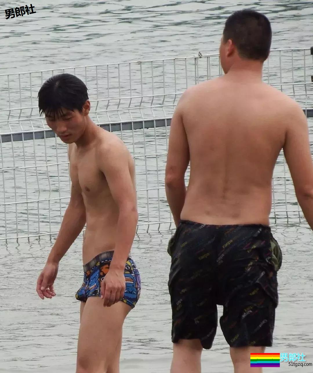 一群农村小伙穿内裤去玩水，一湿都藏不住了！ - 51虹马