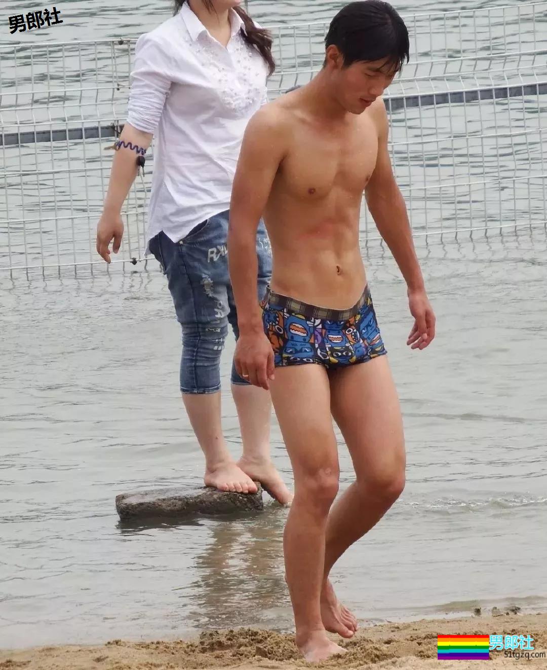 一群农村小伙穿内裤去玩水，一湿都藏不住了！ - 51虹马