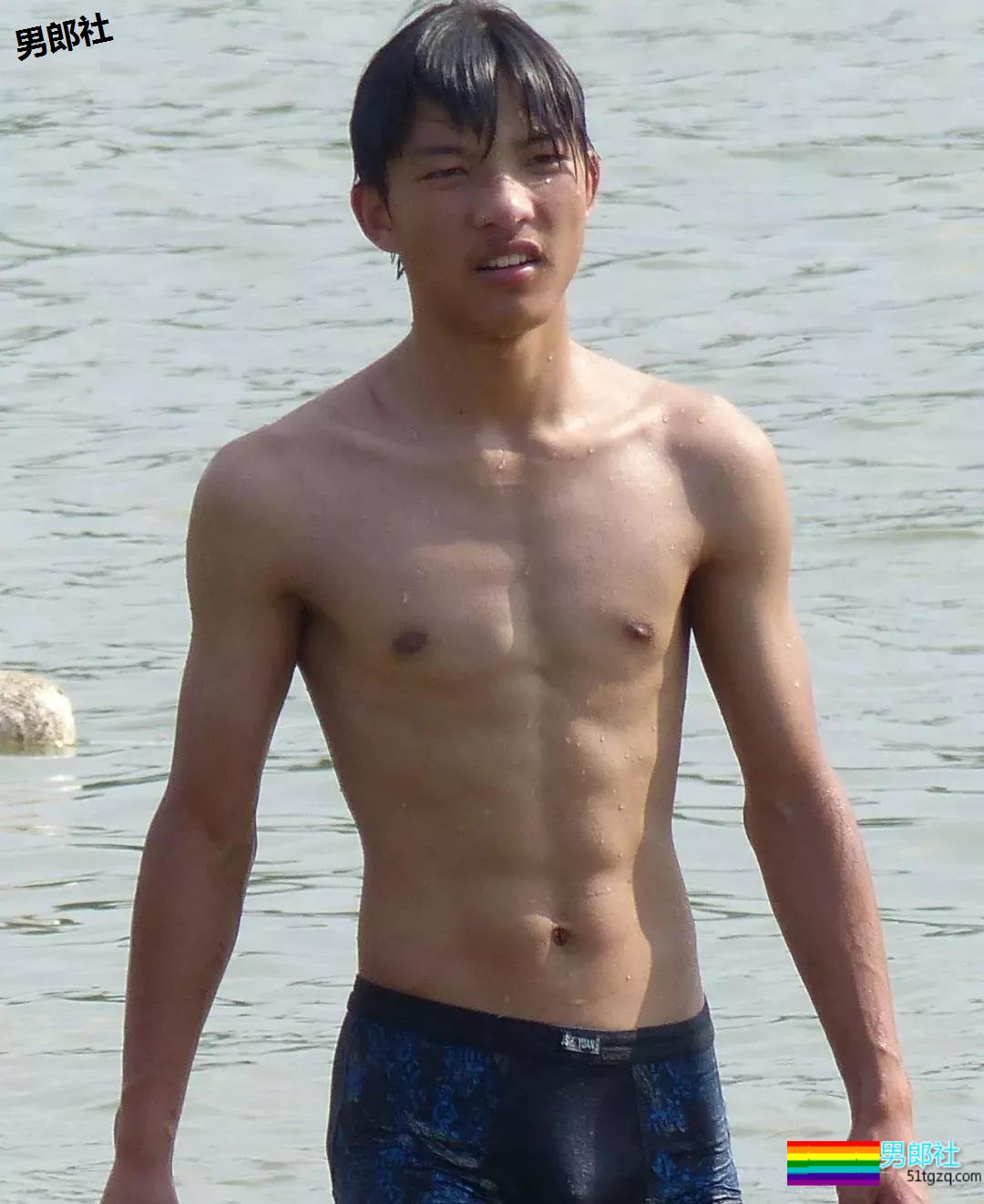 一群农村小伙穿内裤去玩水，一湿都藏不住了！ - 51虹马