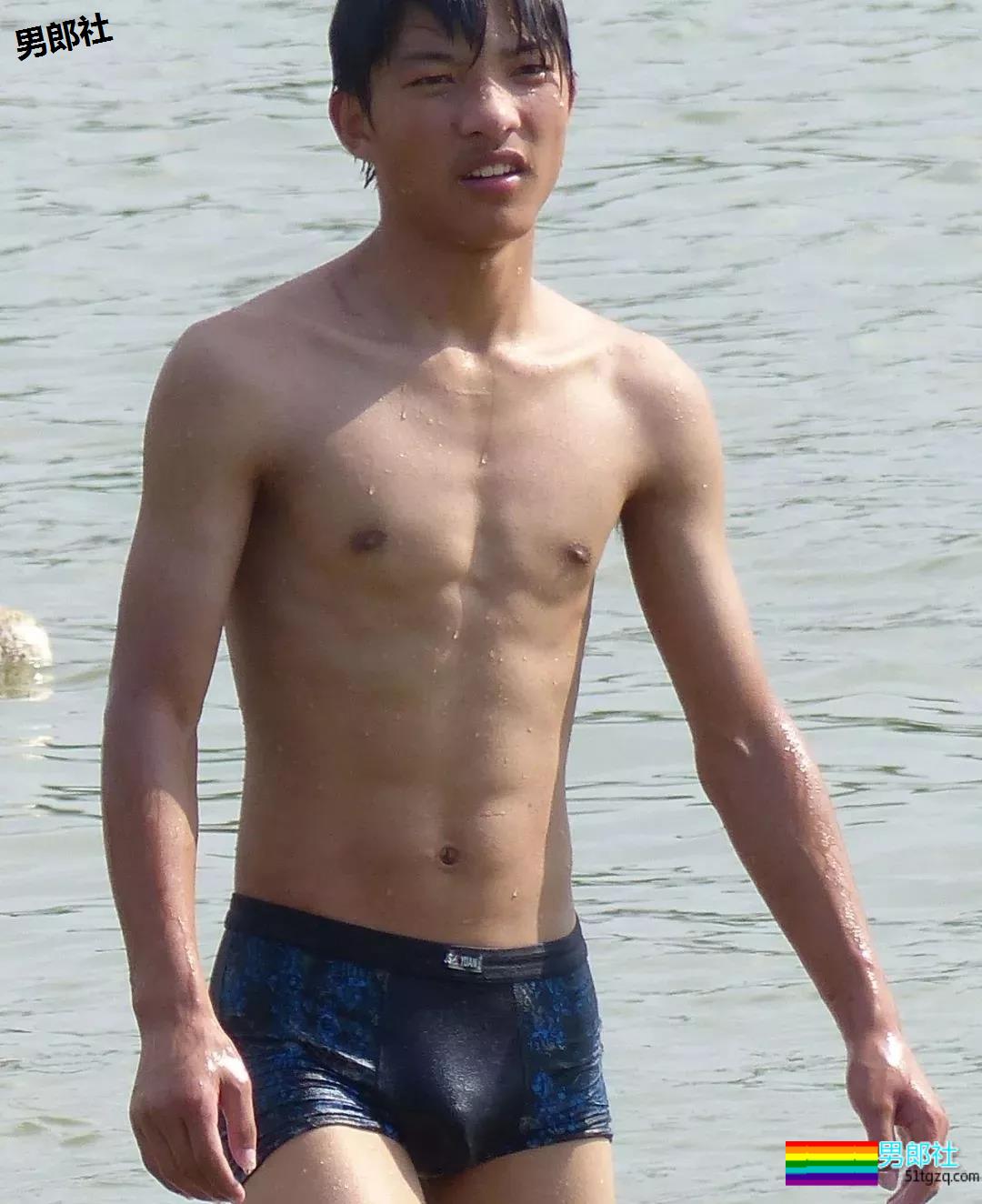 一群农村小伙穿内裤去玩水，一湿都藏不住了！ - 51虹马