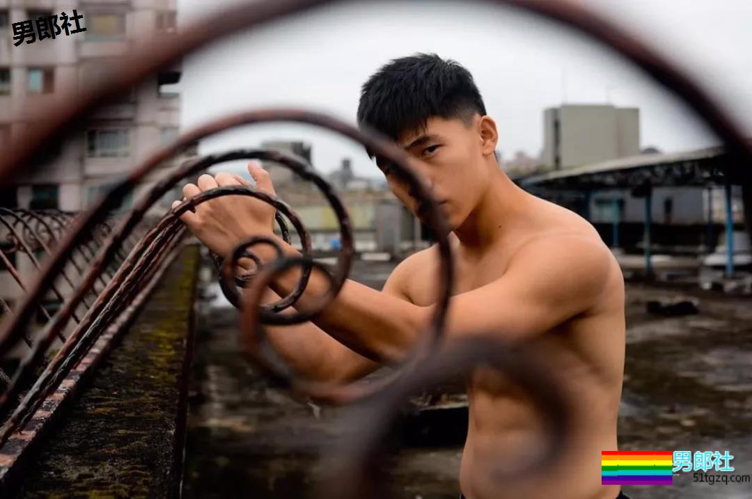 红裤衩红袜子……这些摄影师男模们可真慷慨，快收图 - 51虹马