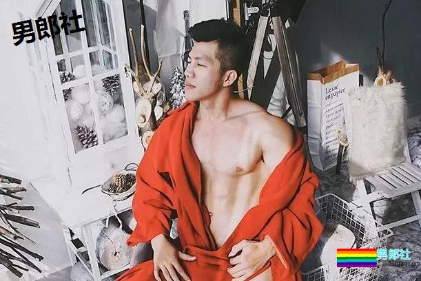 红裤衩红袜子……这些摄影师男模们可真慷慨，快收图 - 51虹马