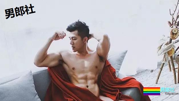 红裤衩红袜子……这些摄影师男模们可真慷慨，快收图 - 51虹马