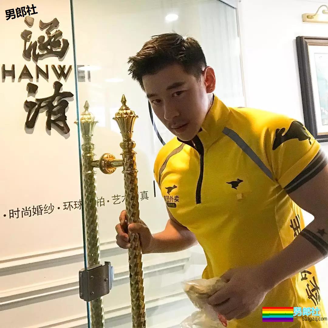 红裤衩红袜子……这些摄影师男模们可真慷慨，快收图 - 51虹马