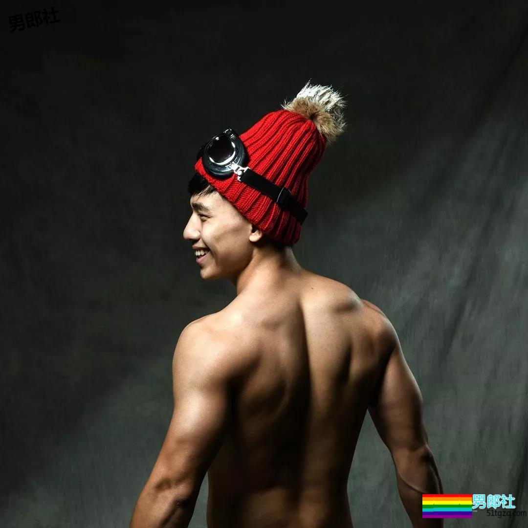 新晋名媛张贤最新写真力压大肌划船手？我觉得有待商榷。 - 51虹马