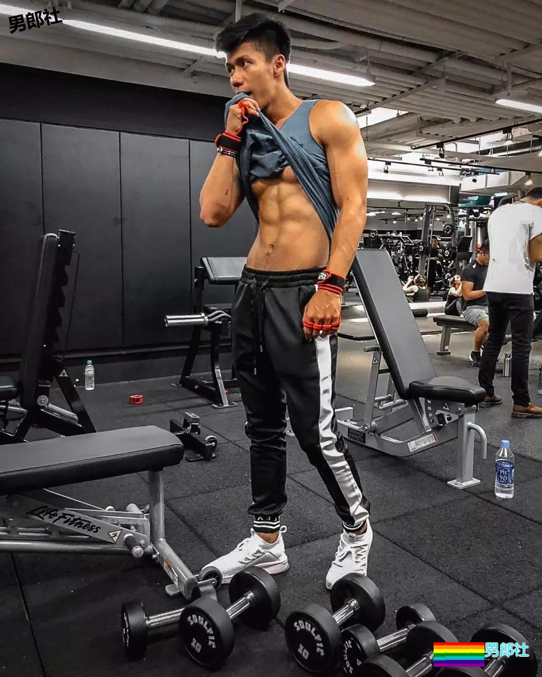 新晋名媛张贤最新写真力压大肌划船手?我觉得有待商榷。 - 51虹马 新晋名媛张贤最新写真力压大肌划船手?我觉得有待商榷。 - 51虹马