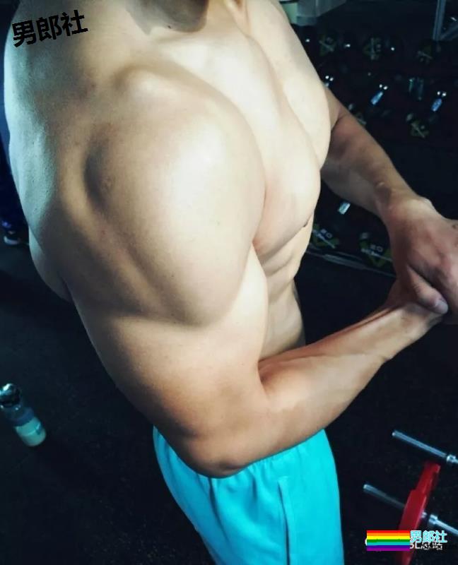 一个90后健身小伙子，他说自己是直男 - 51虹马