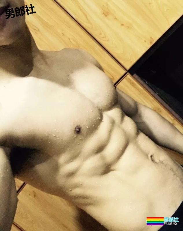 一个90后健身小伙子，他说自己是直男 - 51虹马