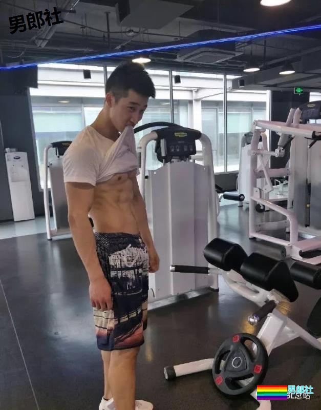 一个90后健身小伙子，他说自己是直男 - 51虹马
