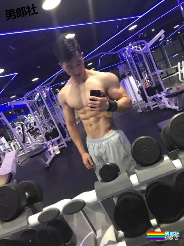 一个90后健身小伙子，他说自己是直男 - 51虹马