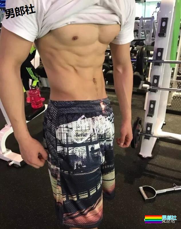 一个90后健身小伙子，他说自己是直男 - 51虹马