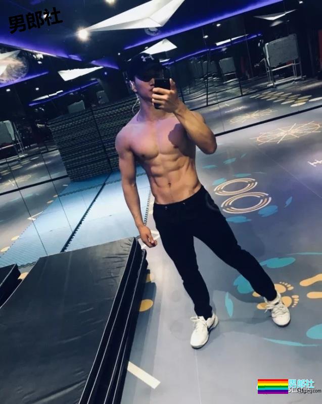 一个90后健身小伙子，他说自己是直男 - 51虹马