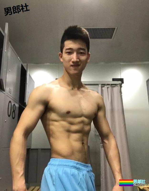 一个90后健身小伙子，他说自己是直男 - 51虹马
