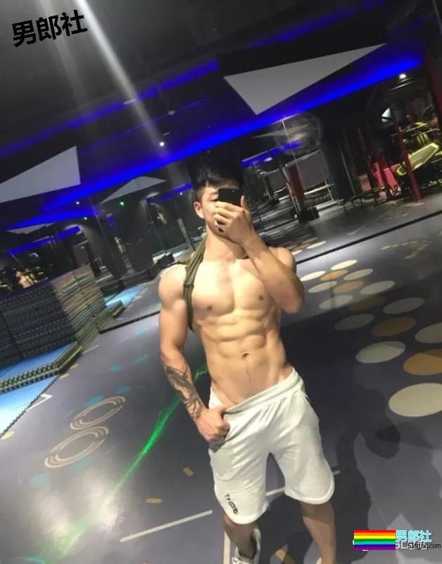 一个90后健身小伙子，他说自己是直男 - 51虹马
