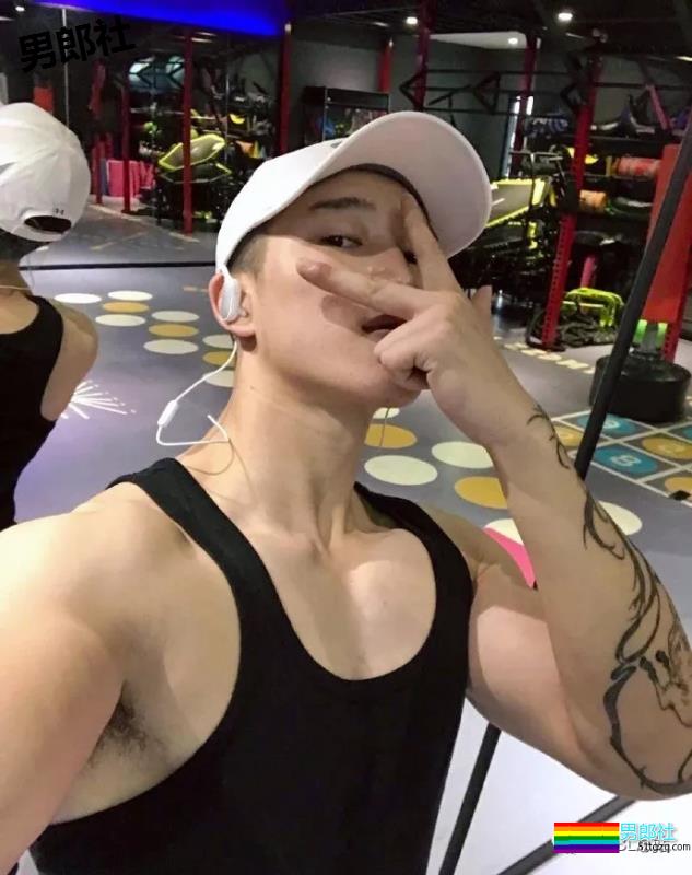 一个90后健身小伙子，他说自己是直男 - 51虹马