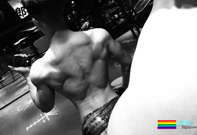 一个90后健身小伙子，他说自己是直男 - 51虹马
