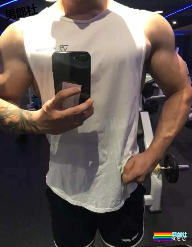 一个90后健身小伙子，他说自己是直男 - 51虹马