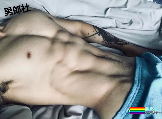 一个90后健身小伙子，他说自己是直男 - 51虹马