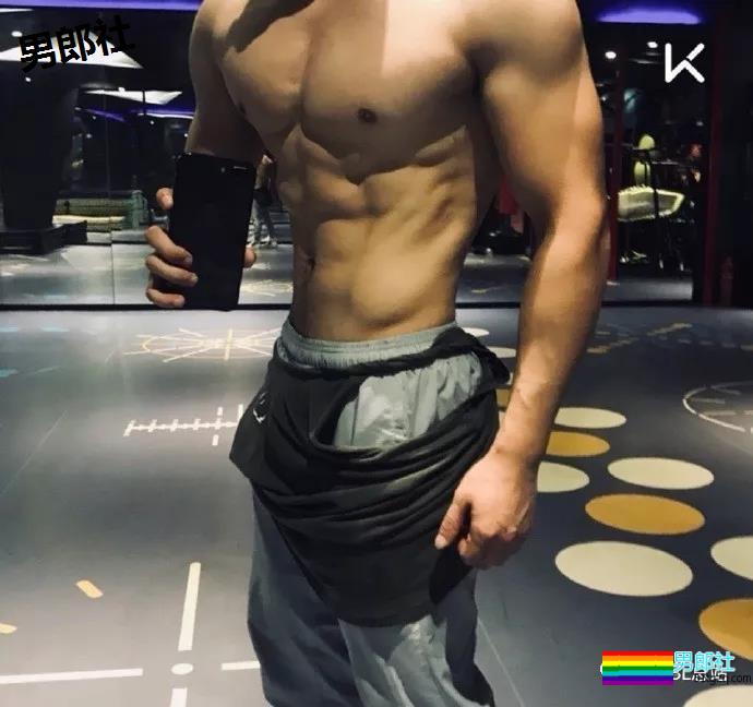 一个90后健身小伙子，他说自己是直男 - 51虹马