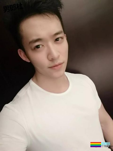 圆寸肌肉爷们私下竟是小奶狗？腱子肉小翘臀，石更汉荷尔蒙满分 - 51虹马