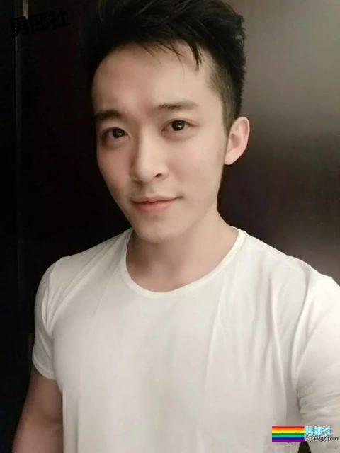 圆寸肌肉爷们私下竟是小奶狗？腱子肉小翘臀，石更汉荷尔蒙满分 - 51虹马