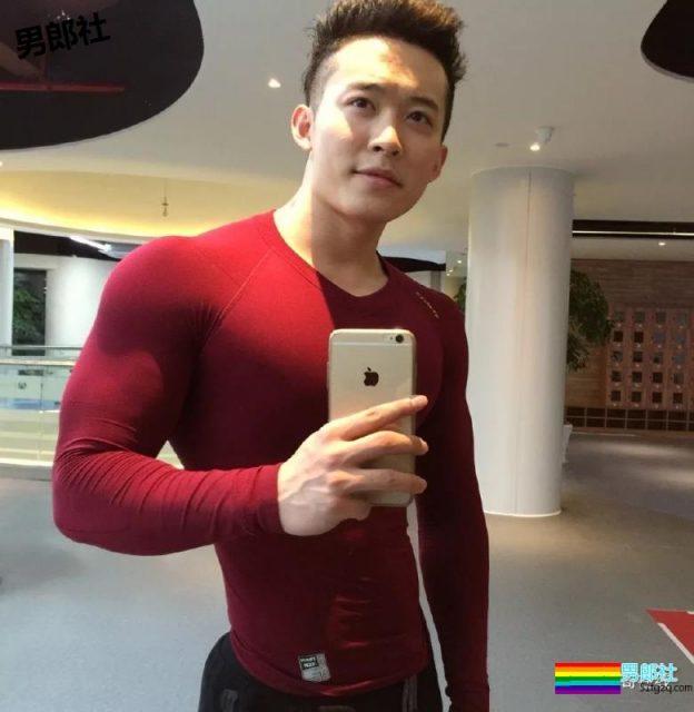 圆寸肌肉爷们私下竟是小奶狗？腱子肉小翘臀，石更汉荷尔蒙满分 - 51虹马