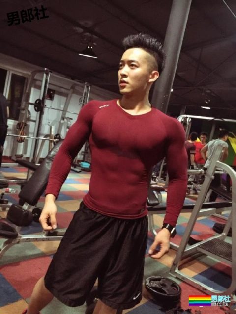 圆寸肌肉爷们私下竟是小奶狗？腱子肉小翘臀，石更汉荷尔蒙满分 - 51虹马