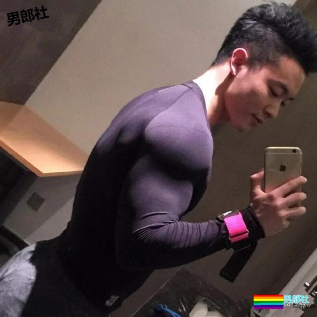 圆寸肌肉爷们私下竟是小奶狗？腱子肉小翘臀，石更汉荷尔蒙满分 - 51虹马