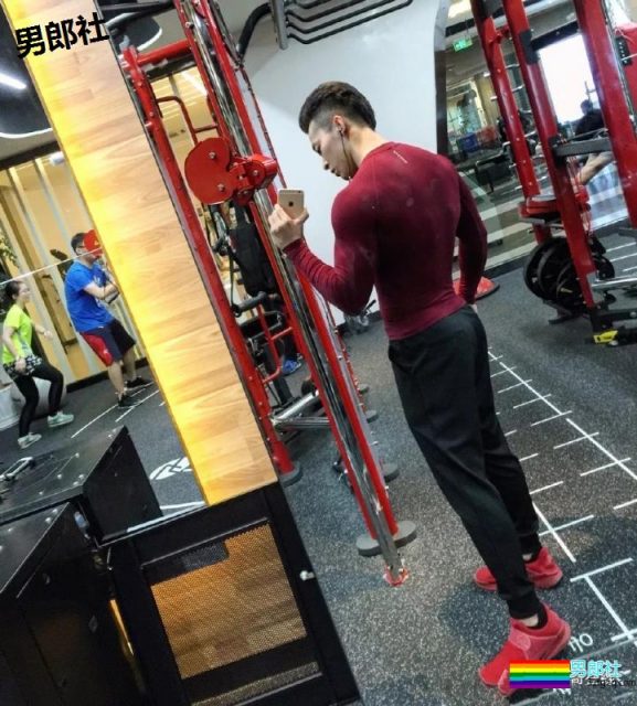 圆寸肌肉爷们私下竟是小奶狗？腱子肉小翘臀，石更汉荷尔蒙满分 - 51虹马