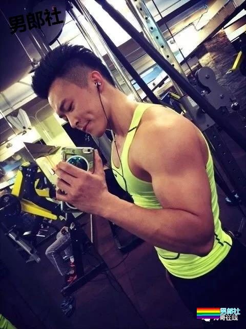 圆寸肌肉爷们私下竟是小奶狗？腱子肉小翘臀，石更汉荷尔蒙满分 - 51虹马