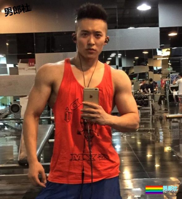 圆寸肌肉爷们私下竟是小奶狗？腱子肉小翘臀，石更汉荷尔蒙满分 - 51虹马