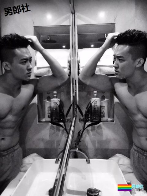 圆寸肌肉爷们私下竟是小奶狗？腱子肉小翘臀，石更汉荷尔蒙满分 - 51虹马