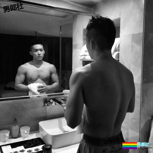 圆寸肌肉爷们私下竟是小奶狗？腱子肉小翘臀，石更汉荷尔蒙满分 - 51虹马