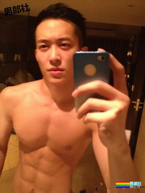 圆寸肌肉爷们私下竟是小奶狗？腱子肉小翘臀，石更汉荷尔蒙满分 - 51虹马