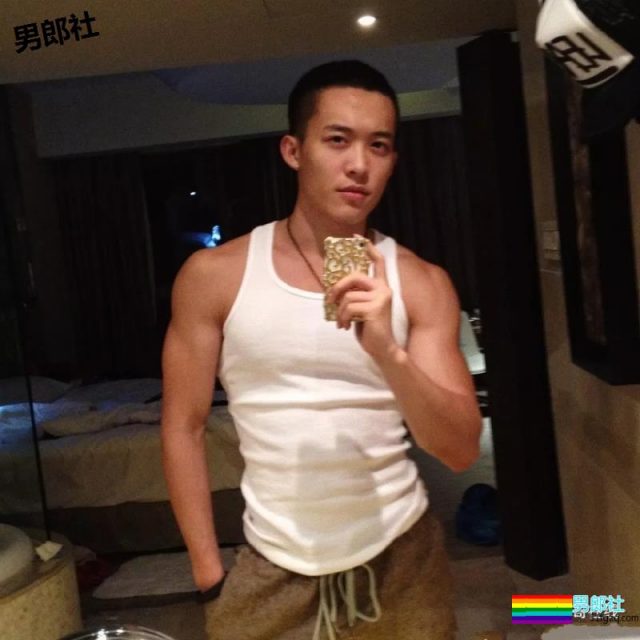 圆寸肌肉爷们私下竟是小奶狗？腱子肉小翘臀，石更汉荷尔蒙满分 - 51虹马