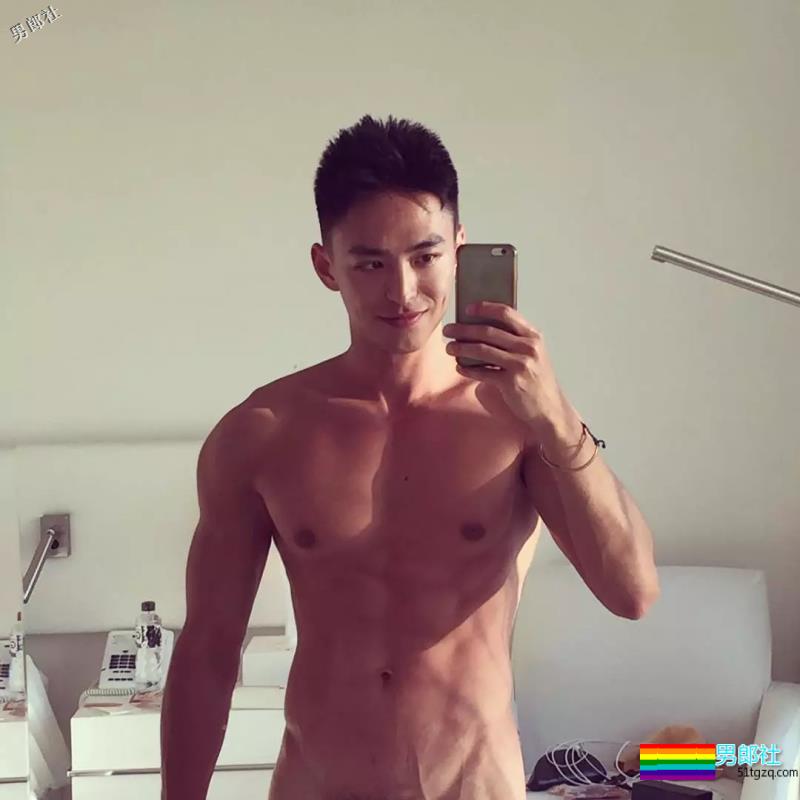 撩衣露板腹、被老外袭胸、跟何炅同框，他们拼的就是硬实力！ - 51虹马