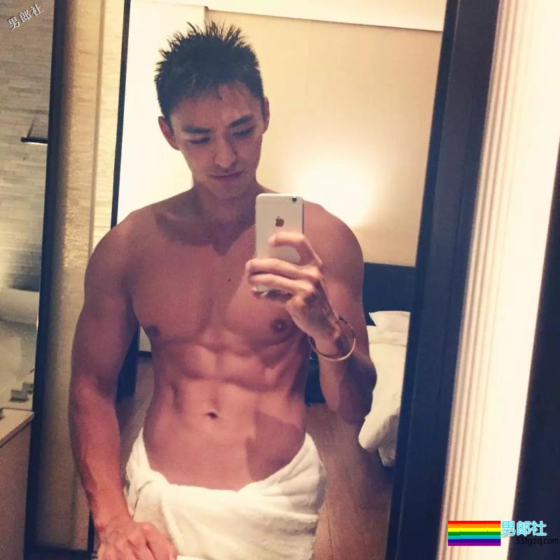 撩衣露板腹、被老外袭胸、跟何炅同框，他们拼的就是硬实力！-51虹马