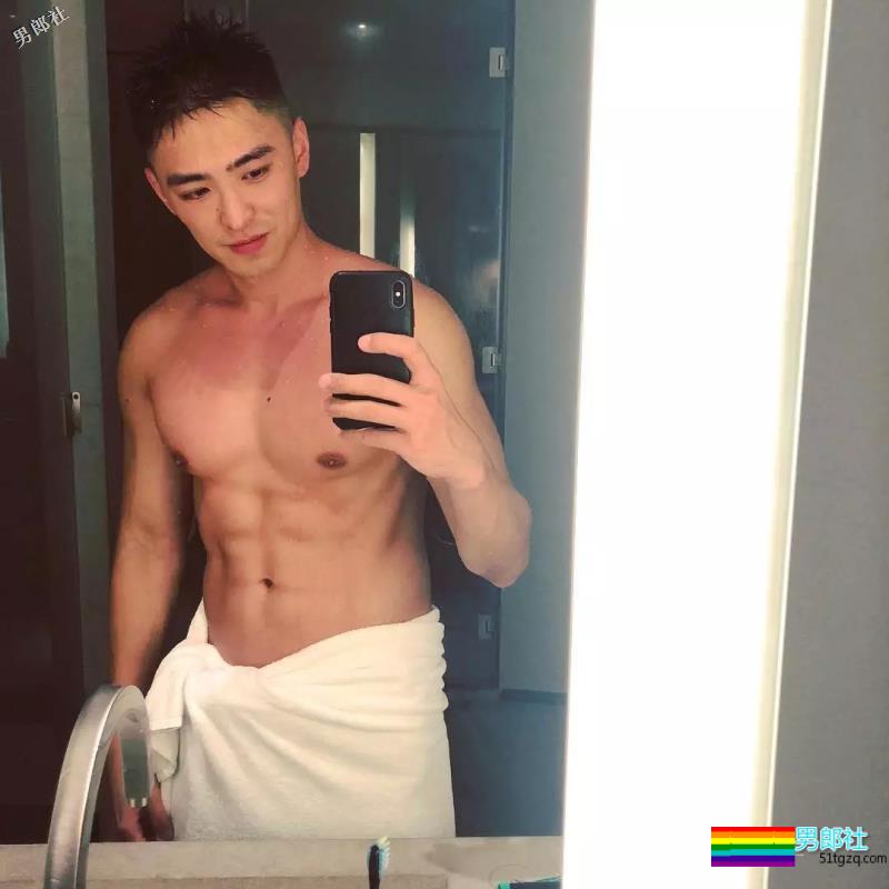 撩衣露板腹、被老外袭胸、跟何炅同框，他们拼的就是硬实力！ - 51虹马